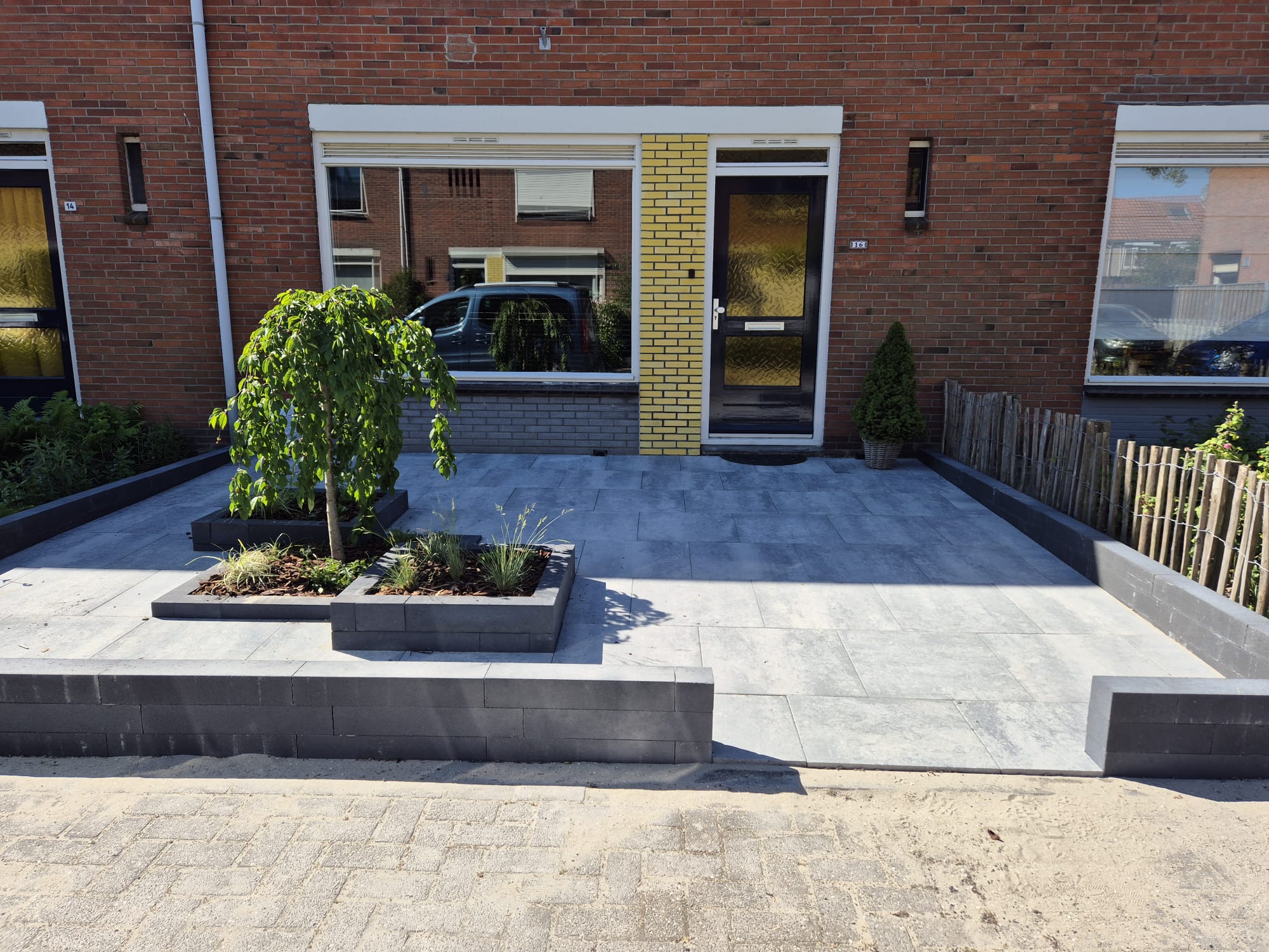 Afbeelding van project Droomtuin in Klaaswaal: Een Transformatie van Voor- en Achtertuin