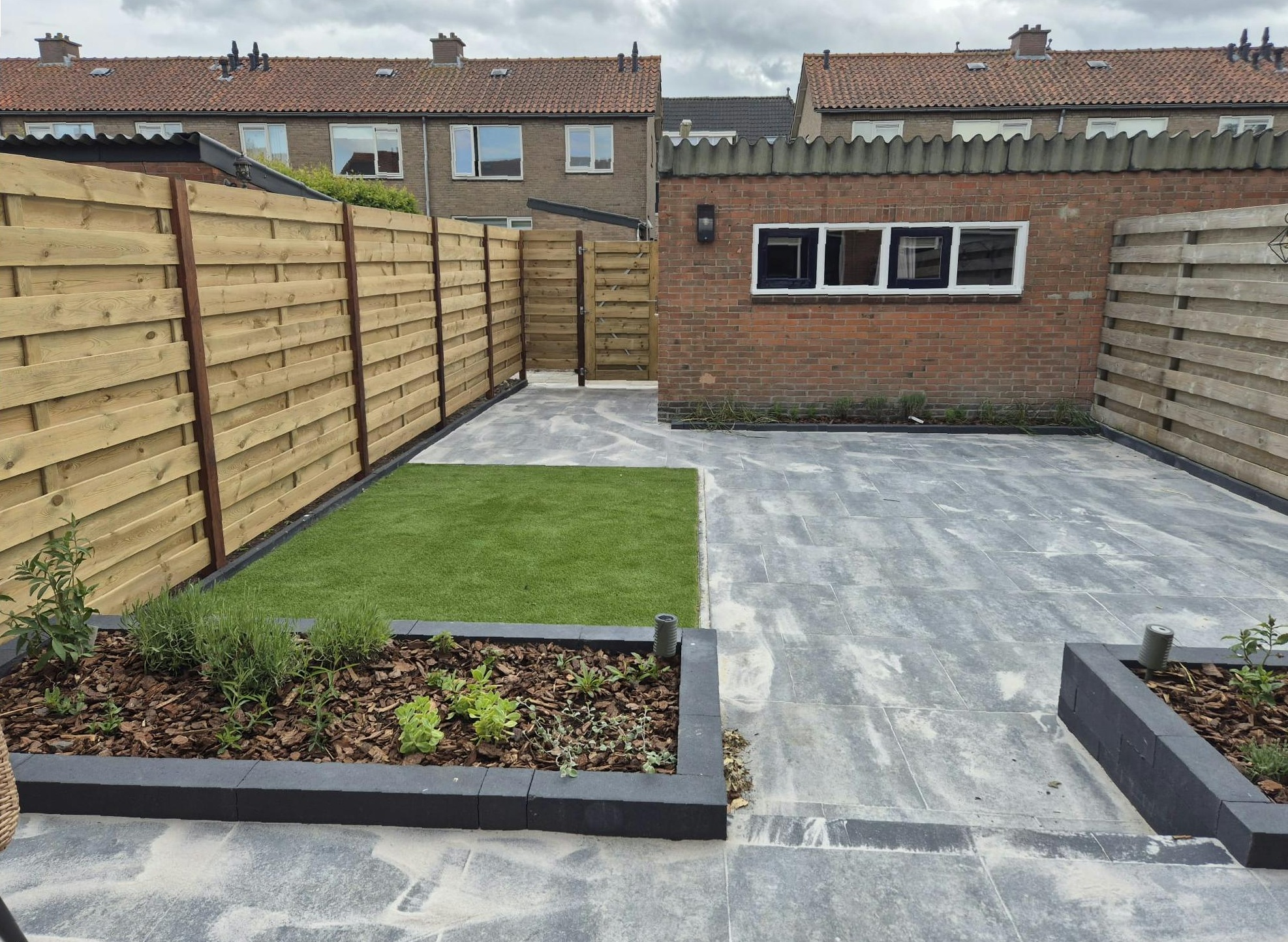 Afbeelding van project Droomtuin in Klaaswaal: Een Transformatie van Voor- en Achtertuin