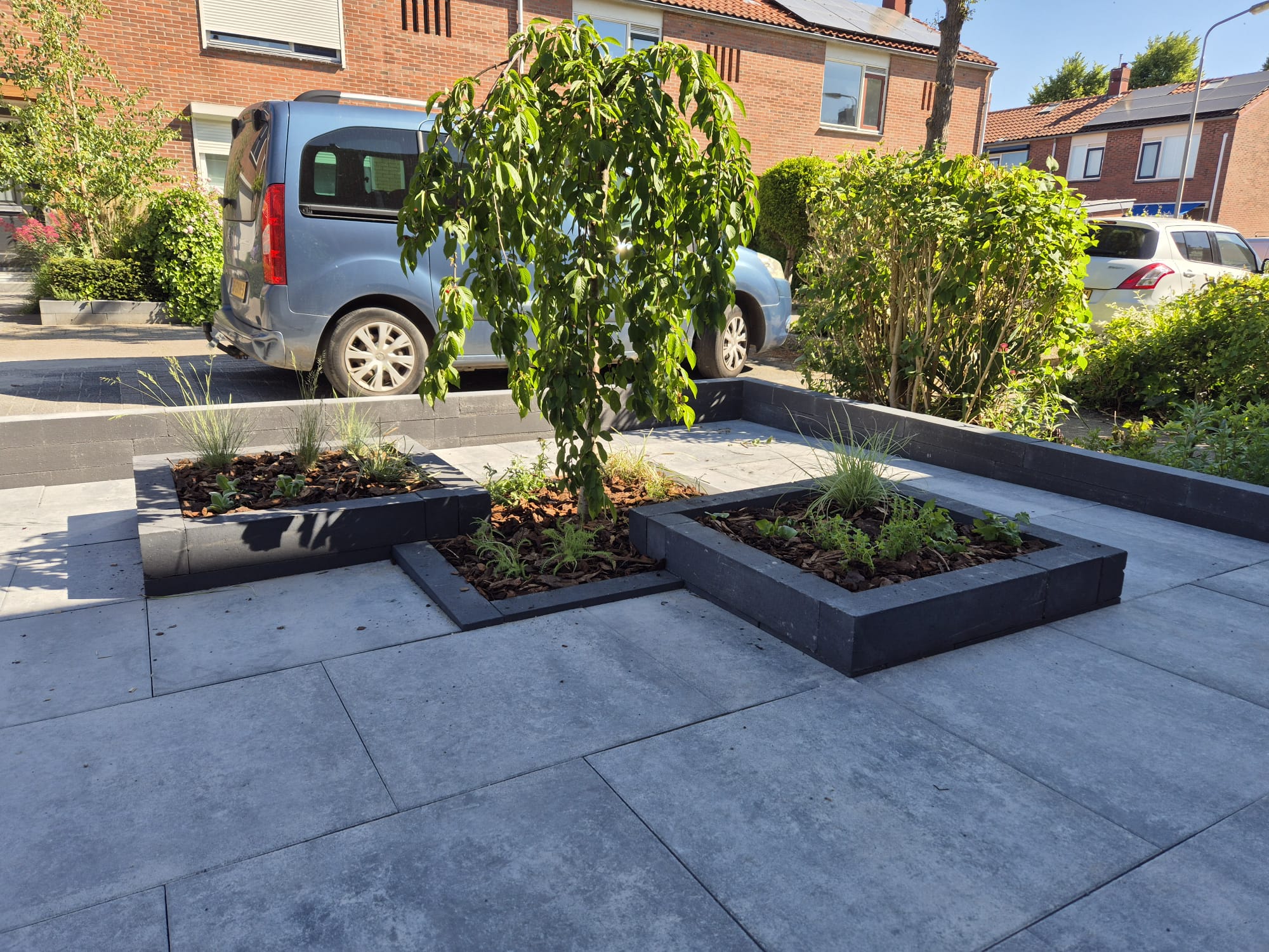 Afbeelding van project Droomtuin in Klaaswaal: Een Transformatie van Voor- en Achtertuin