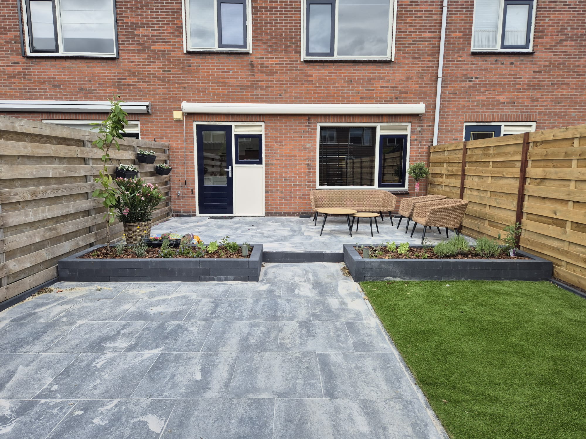 Afbeelding van project Droomtuin in Klaaswaal: Een Transformatie van Voor- en Achtertuin